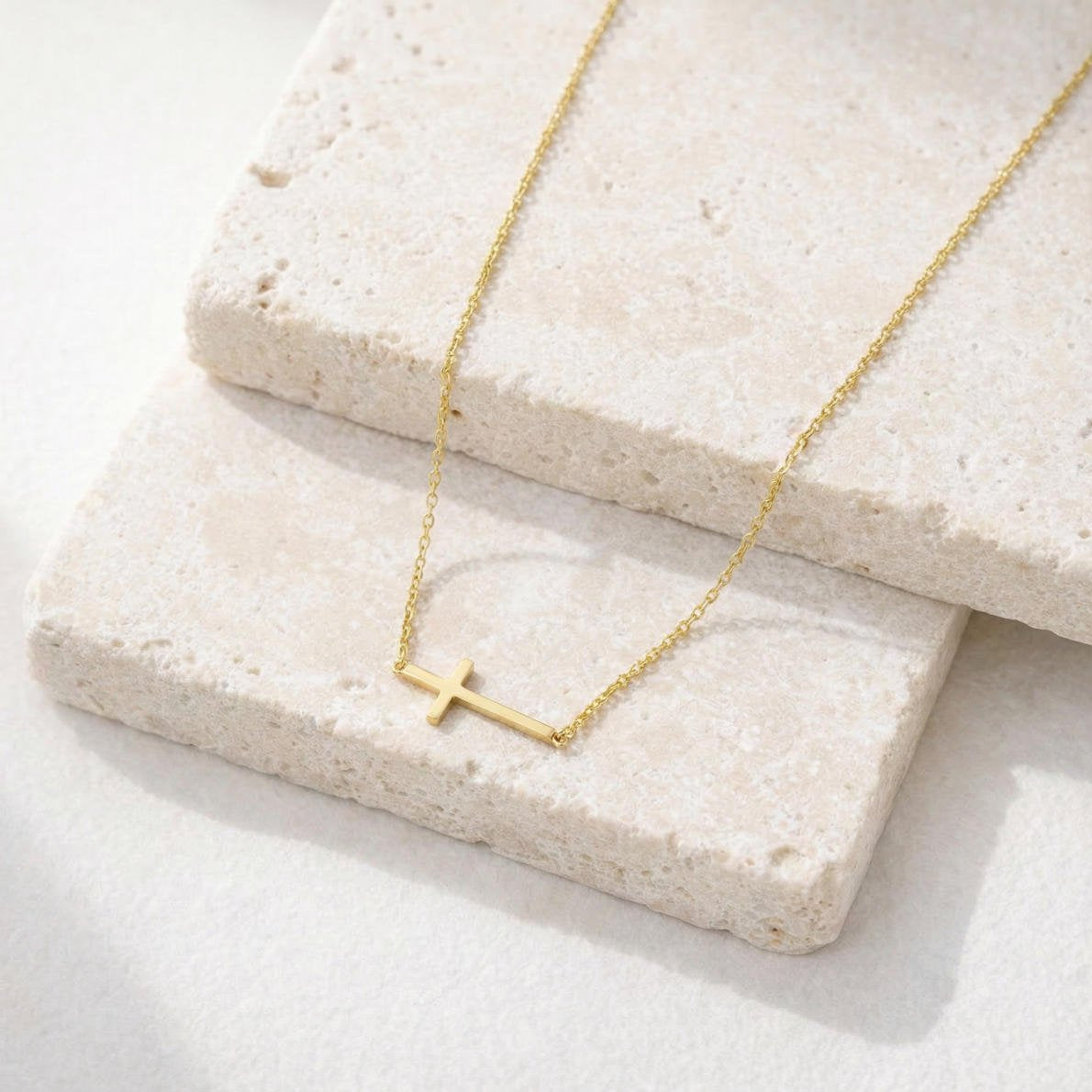 Halskette mit Feinem Integriertem Kreuz