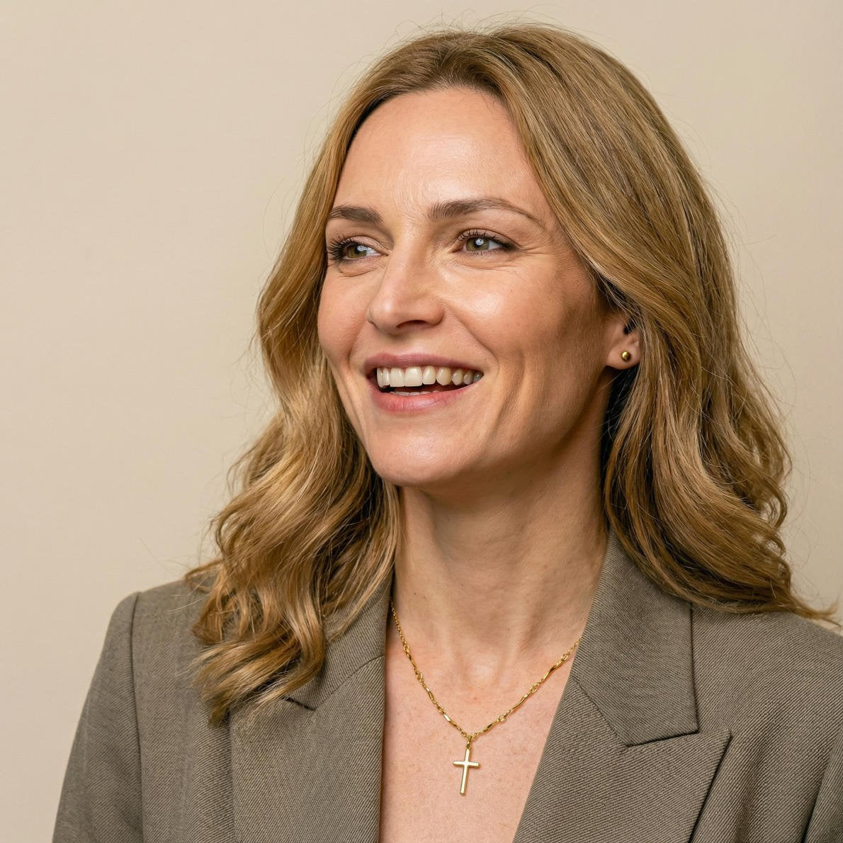 Feine Kreuz Halskette mit Detaillierter Kette