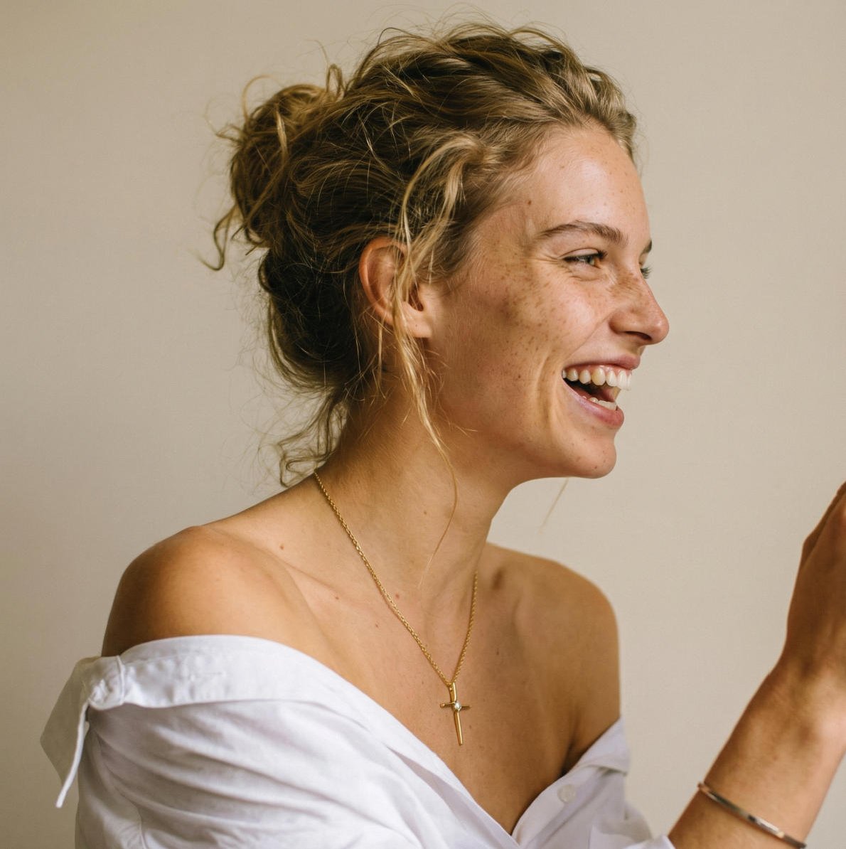 Moderne Kreuz Halskette mit Zentralschliff