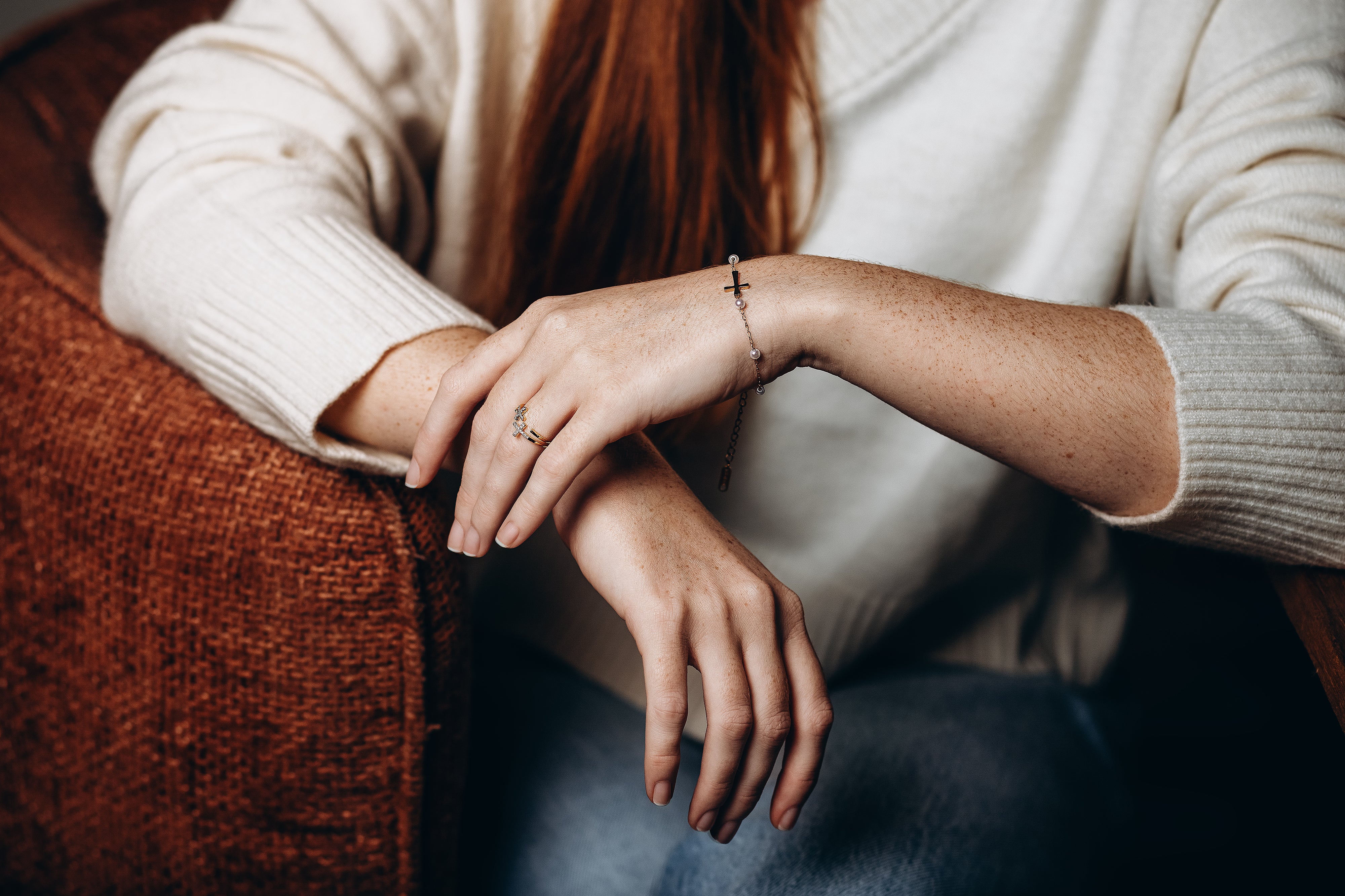 Goldenes Kreuzarmband mit Eleganten Perlen