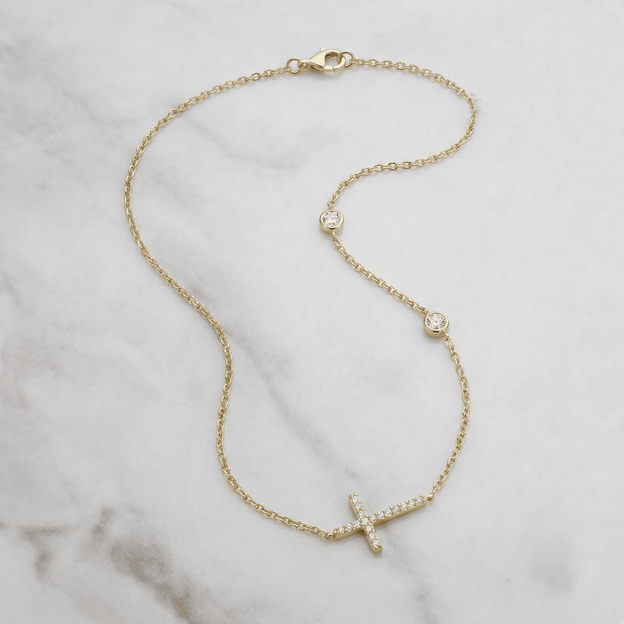 Kreuz-Halskette mit Pavé-Steinen & Zierkette