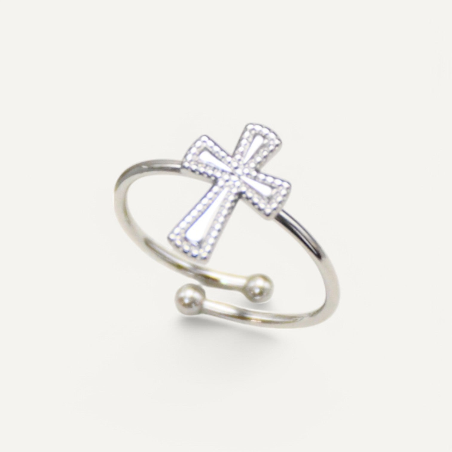 Ring mit Göttlicher Eleganz und Kreuz