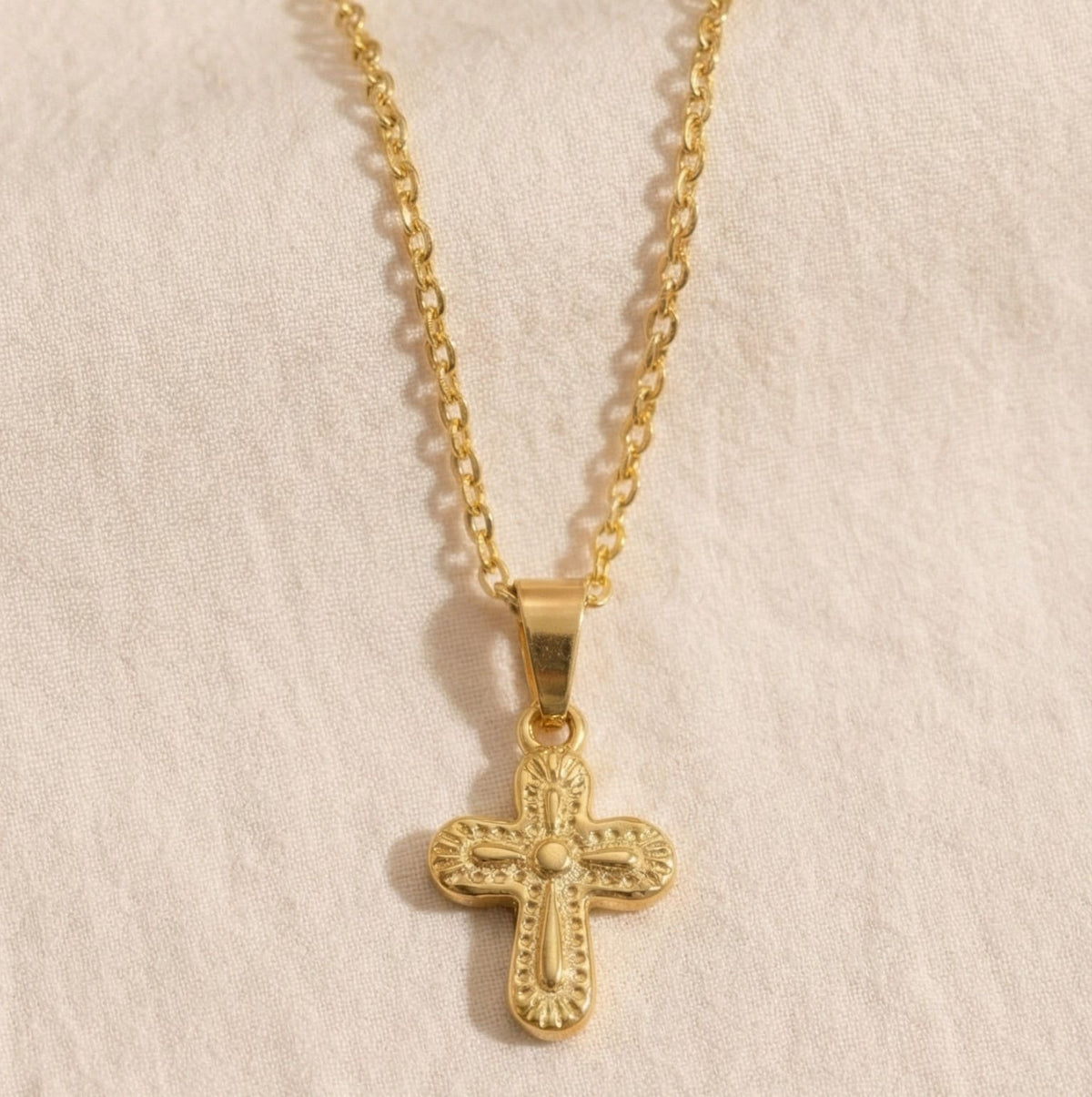 Goldene Kreuz Halskette mit gravierten Details
