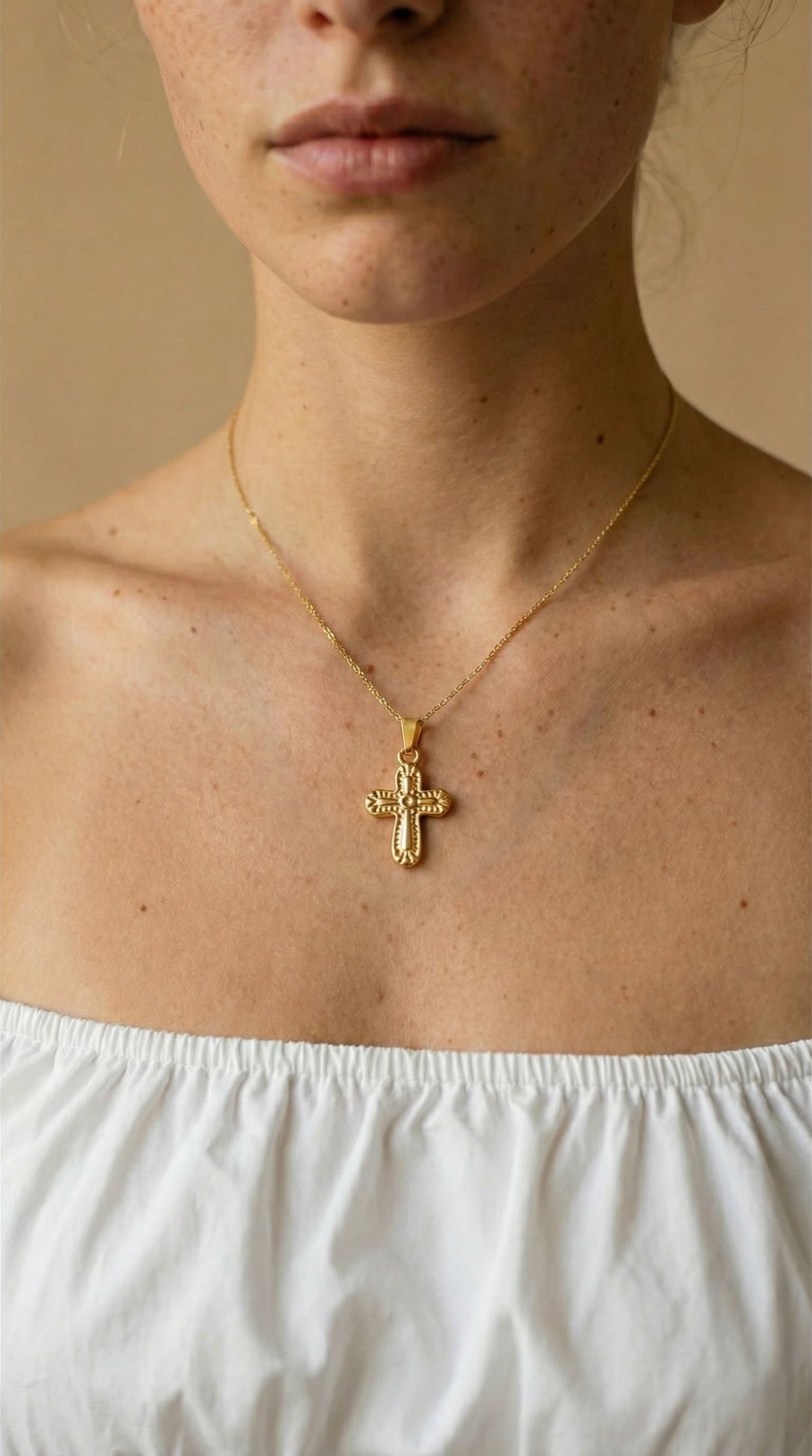 Goldene Kreuz Halskette mit gravierten Details
