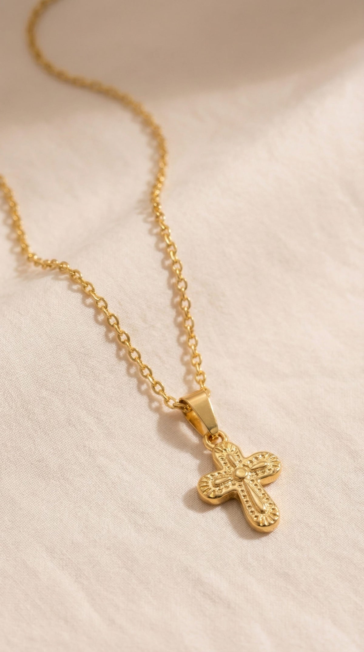 Goldene Kreuz Halskette mit gravierten Details