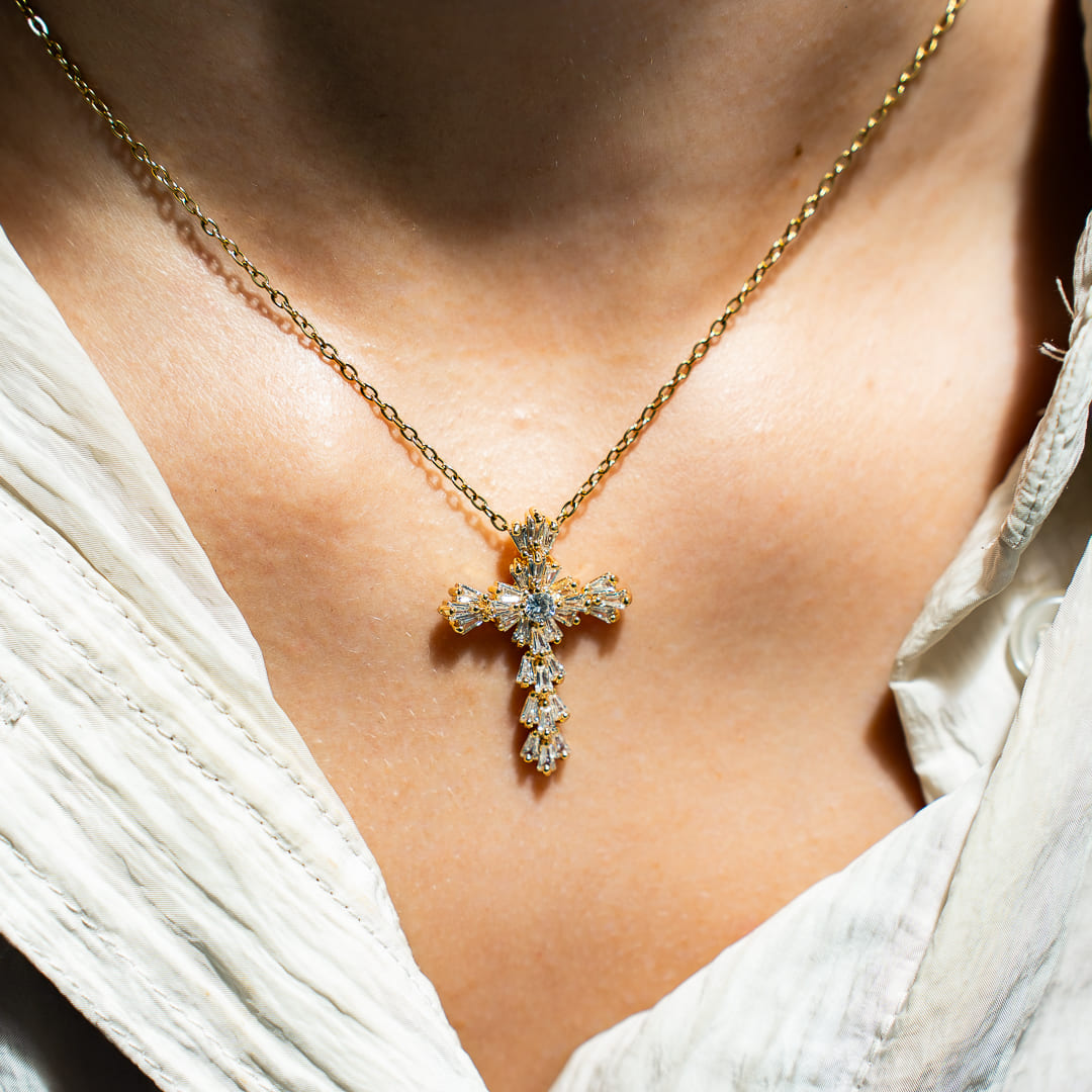 Kreuz-Halskette mit Zirkon-Kristallen