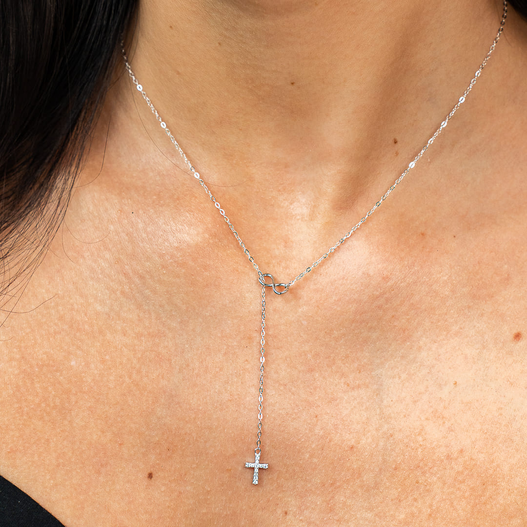 Kreuzhalskette mit Unendlichkeitssymbol