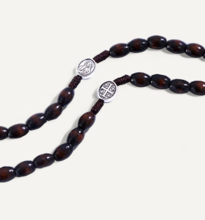 Rosenkranz mit Kruzifix und braunen Perlen