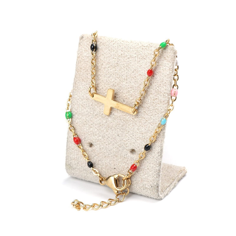 Mehrfarbiges Perlenarmband mit Kreuz