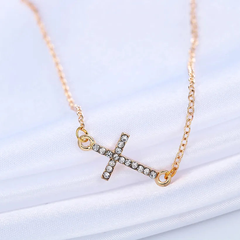 Armband aus Silber mit mit Kristallen besetztem Kreuz