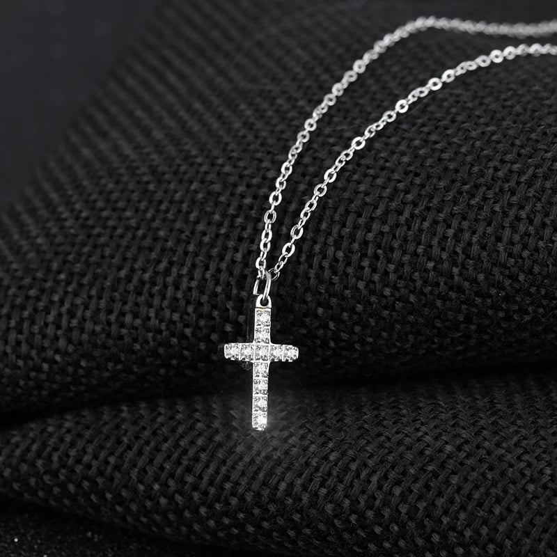 Halskette mit kleinem Kreuz