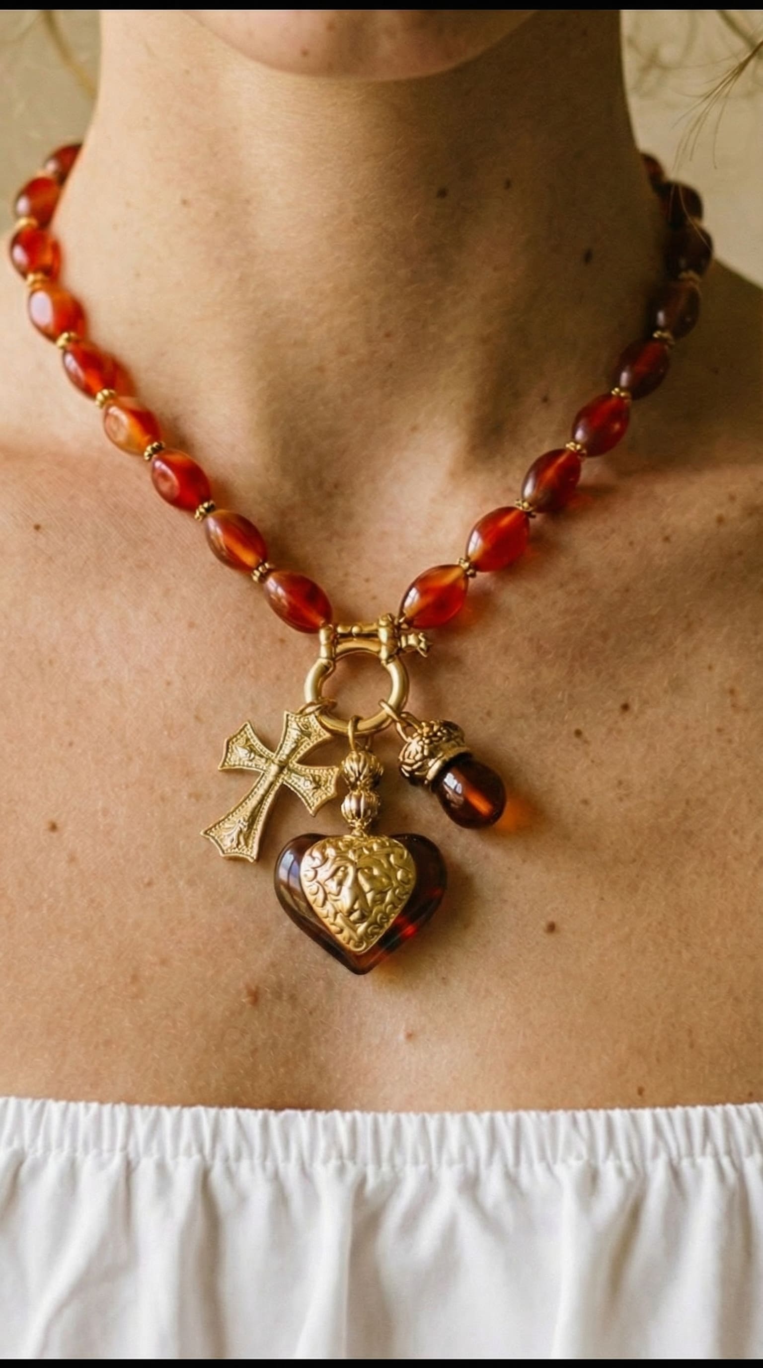 Halskette mit roten Perlen Kreuz und Herz