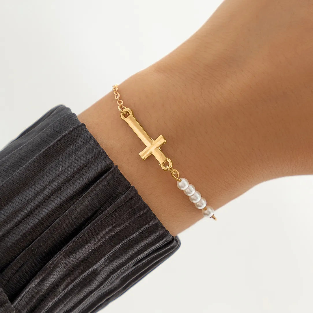 Goldenes Armband mit Kreuz und Perlen