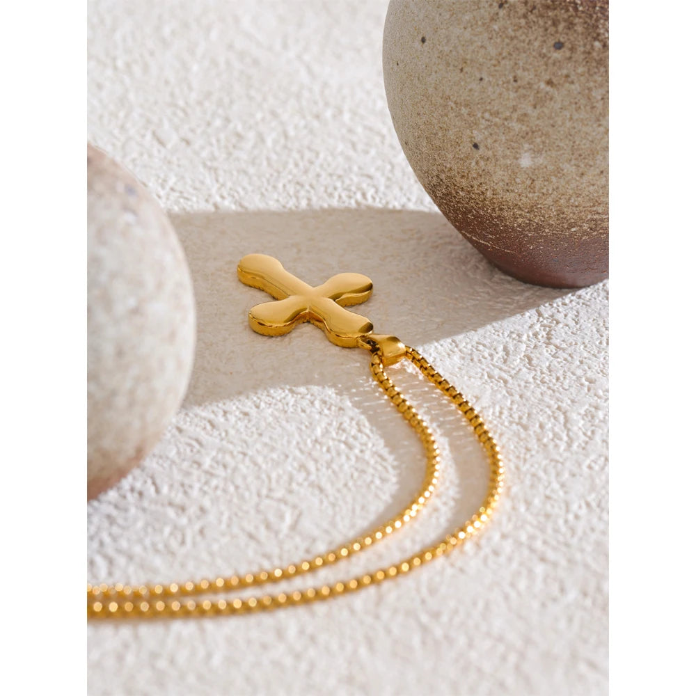 Goldene Kreuz Halskette mit Strahlenmotiven