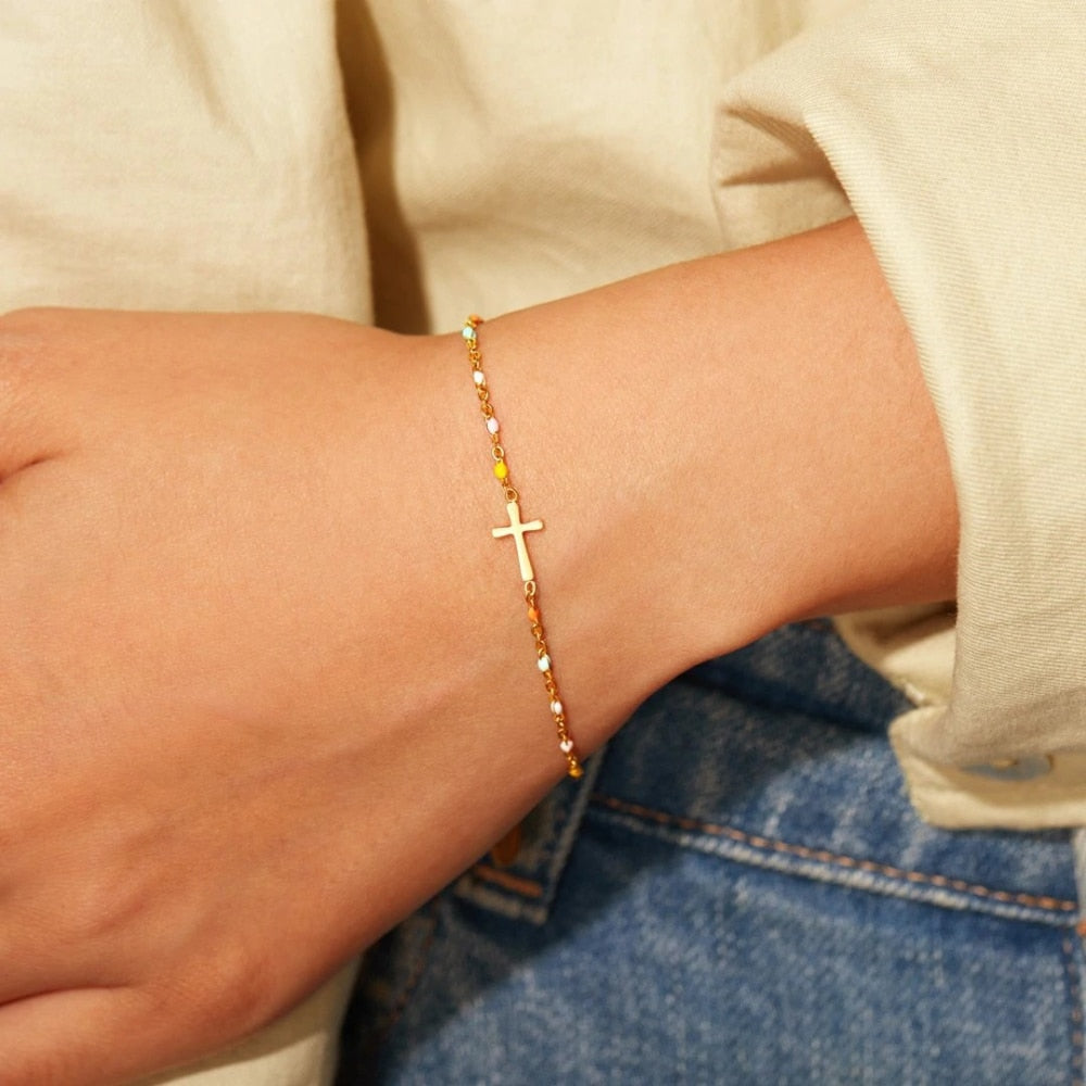 Minimalistisches Perlenarmband mit Kreuz