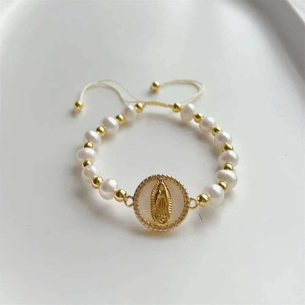 Christliches Armband mit weißen Perlen