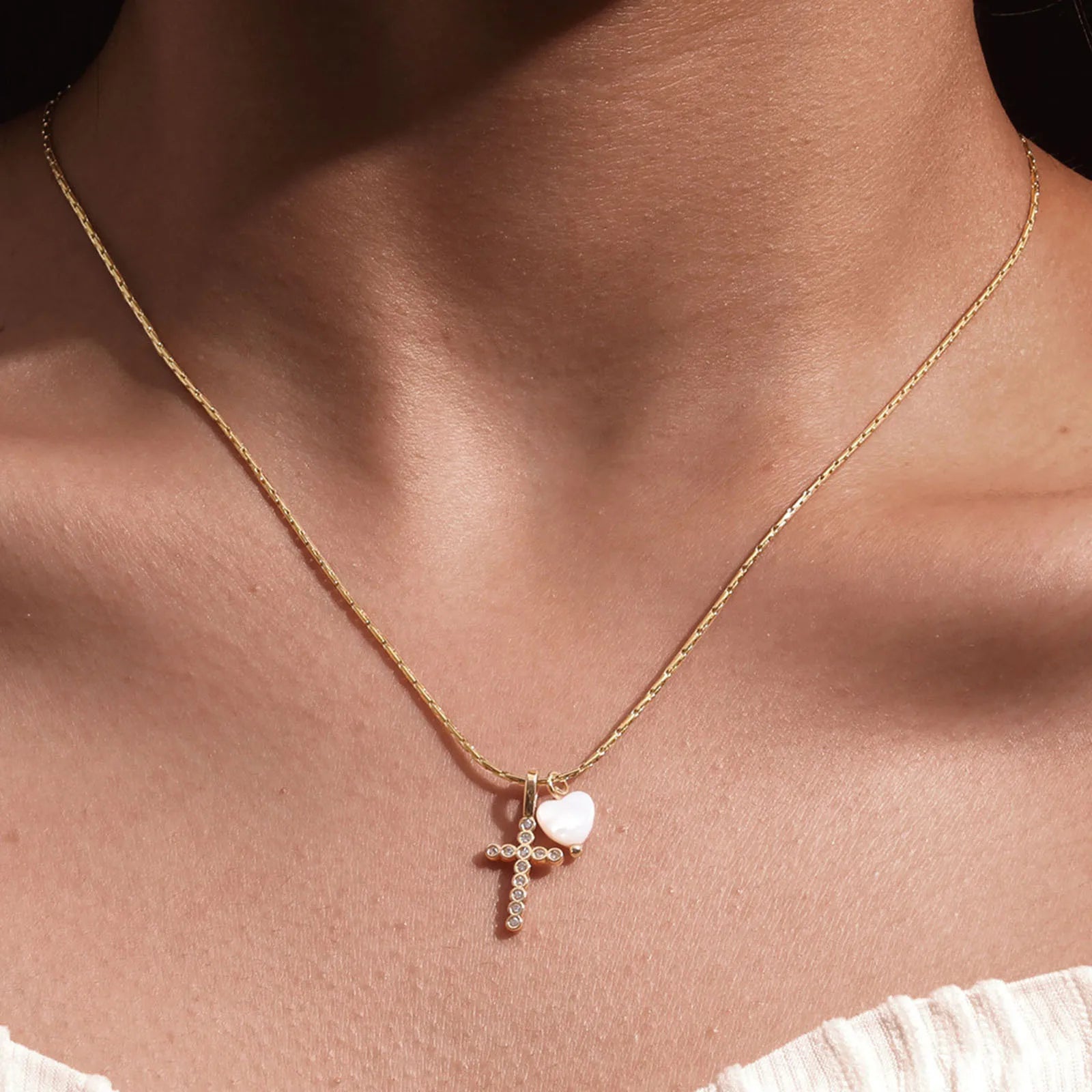 Kreuz Halskette mit Herz Anhänger