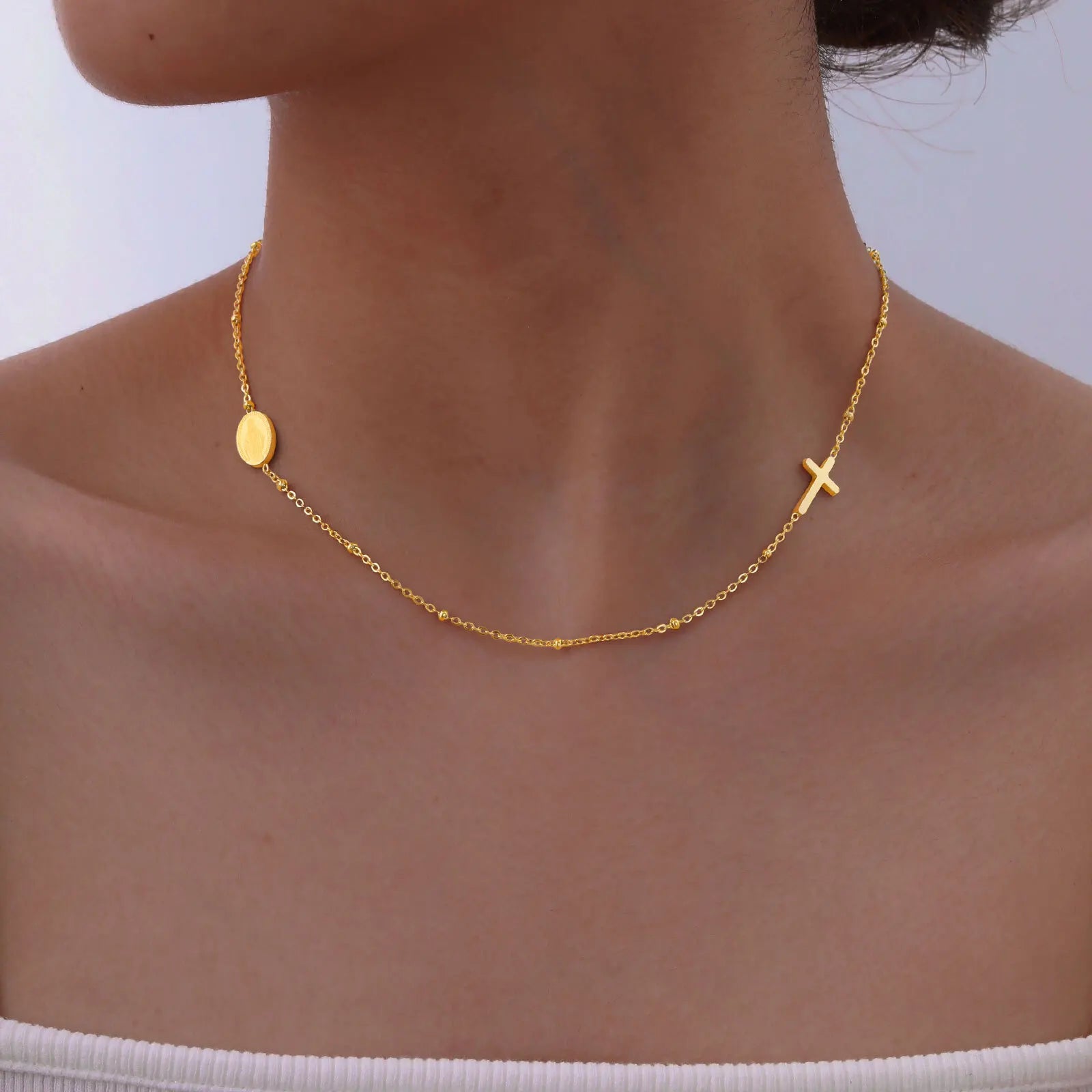 Goldfarbene Kreuzkette mit Medaille und kleinem Kreuz
