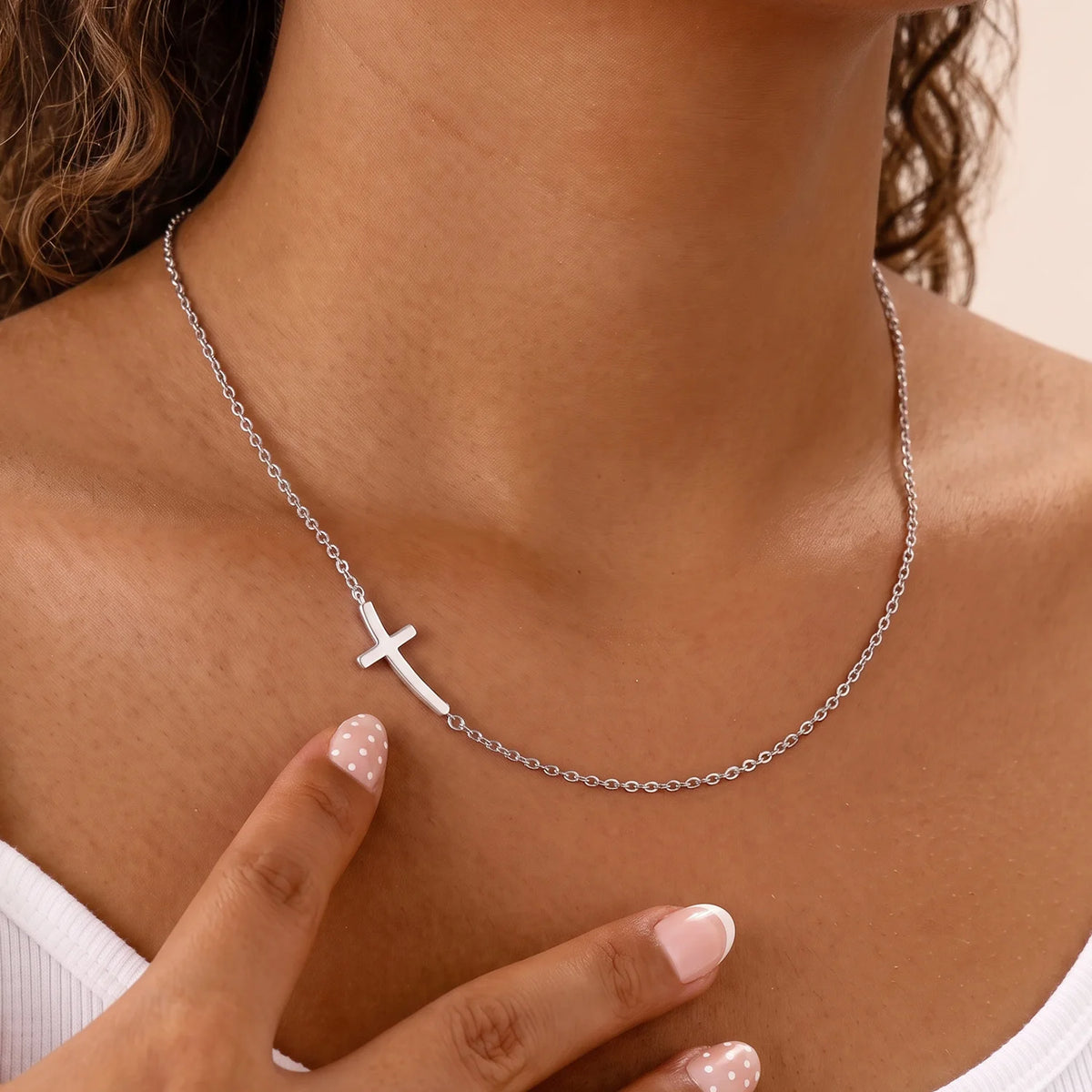 Schlichte Halskette mit geschwungenem Kreuz