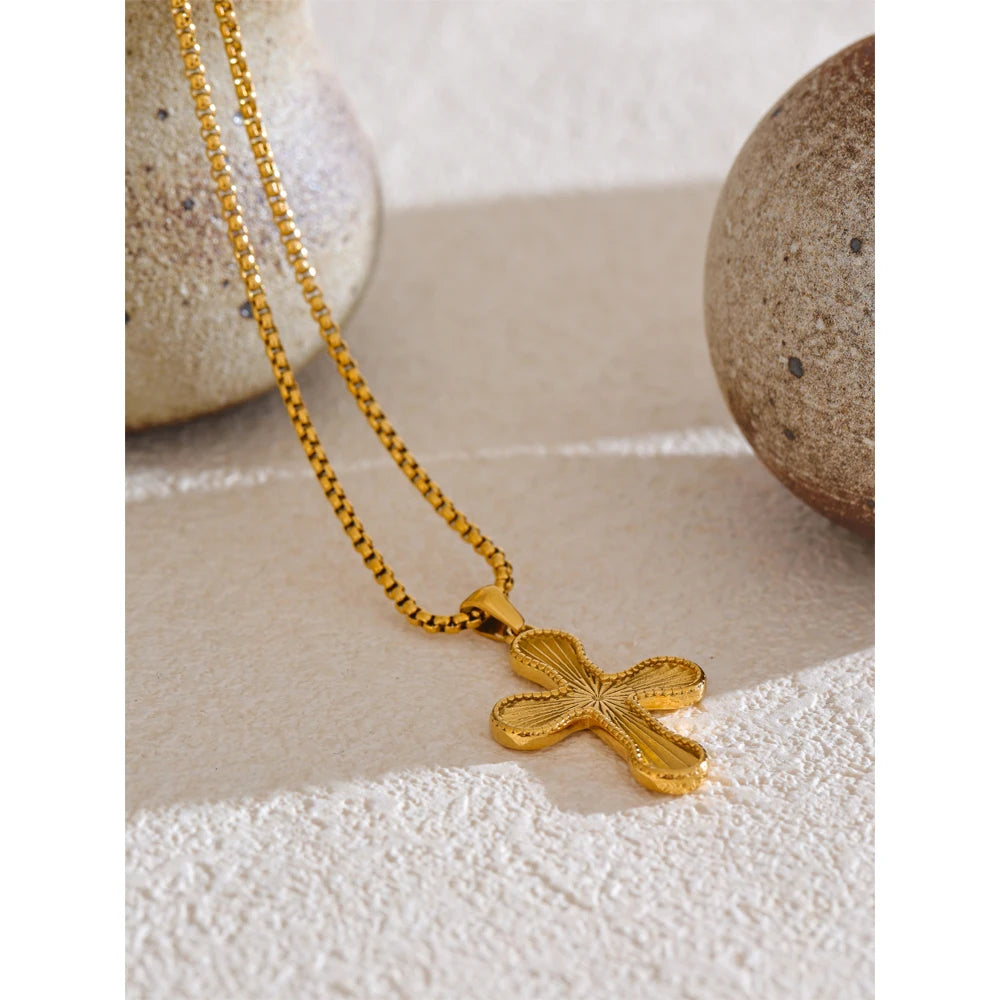 Goldene Kreuz Halskette mit Strahlenmotiven