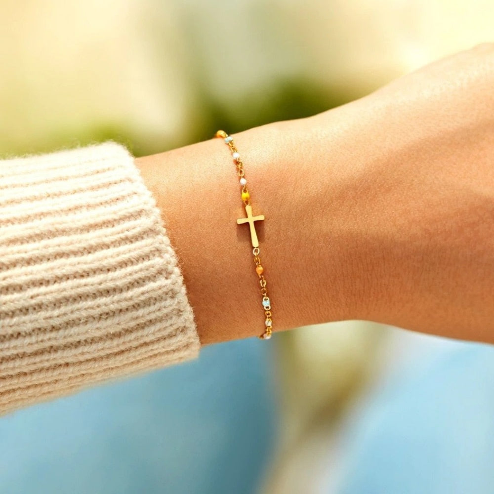 Minimalistisches Perlenarmband mit Kreuz