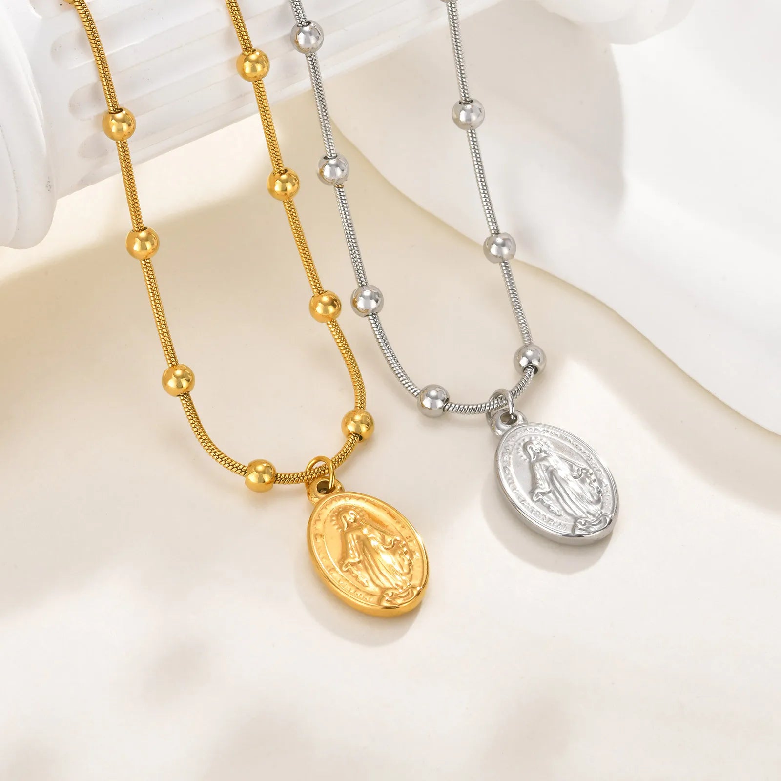 Klassische Halskette mit der Jungfrau Maria