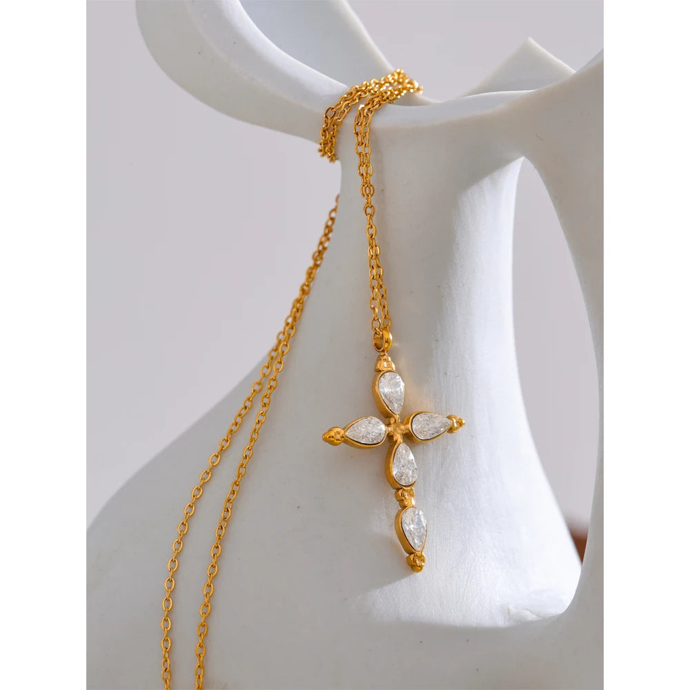 Goldene Kreuz Halskette mit funkelnden Steinen