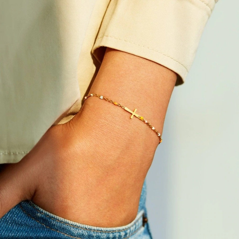 Minimalistisches Perlenarmband mit Kreuz
