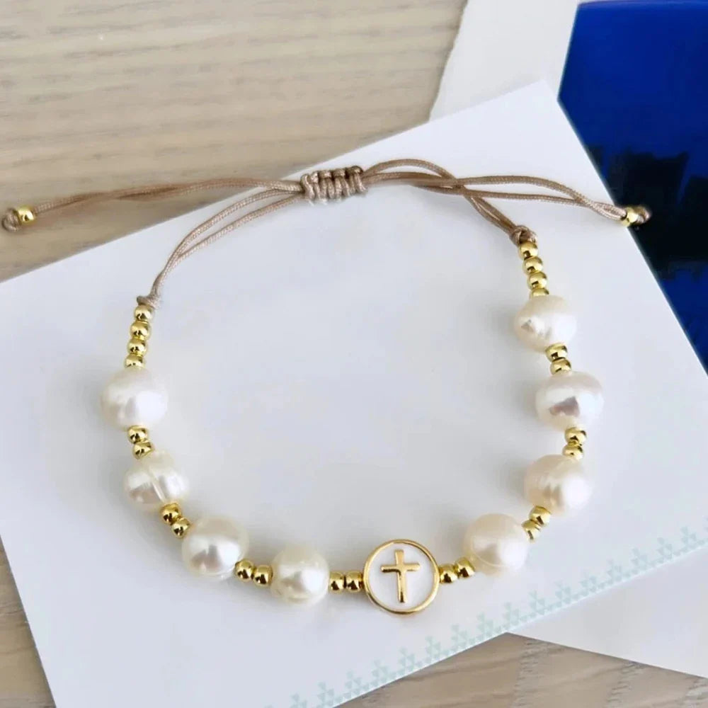 Christliches Armband mit weißen Perlen
