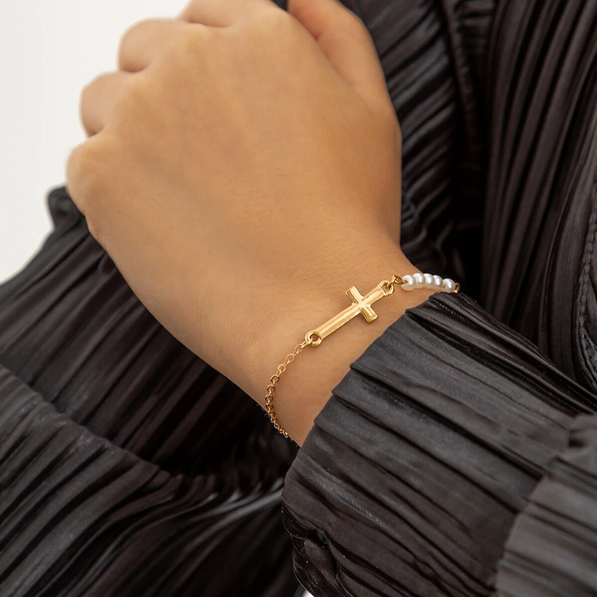 Goldenes Armband mit Kreuz und Perlen