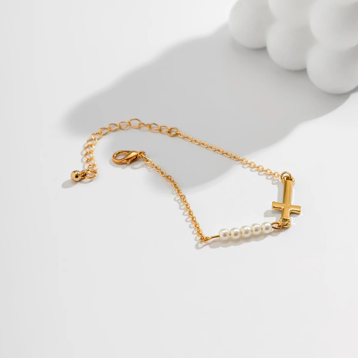 Goldenes Armband mit Kreuz und Perlen
