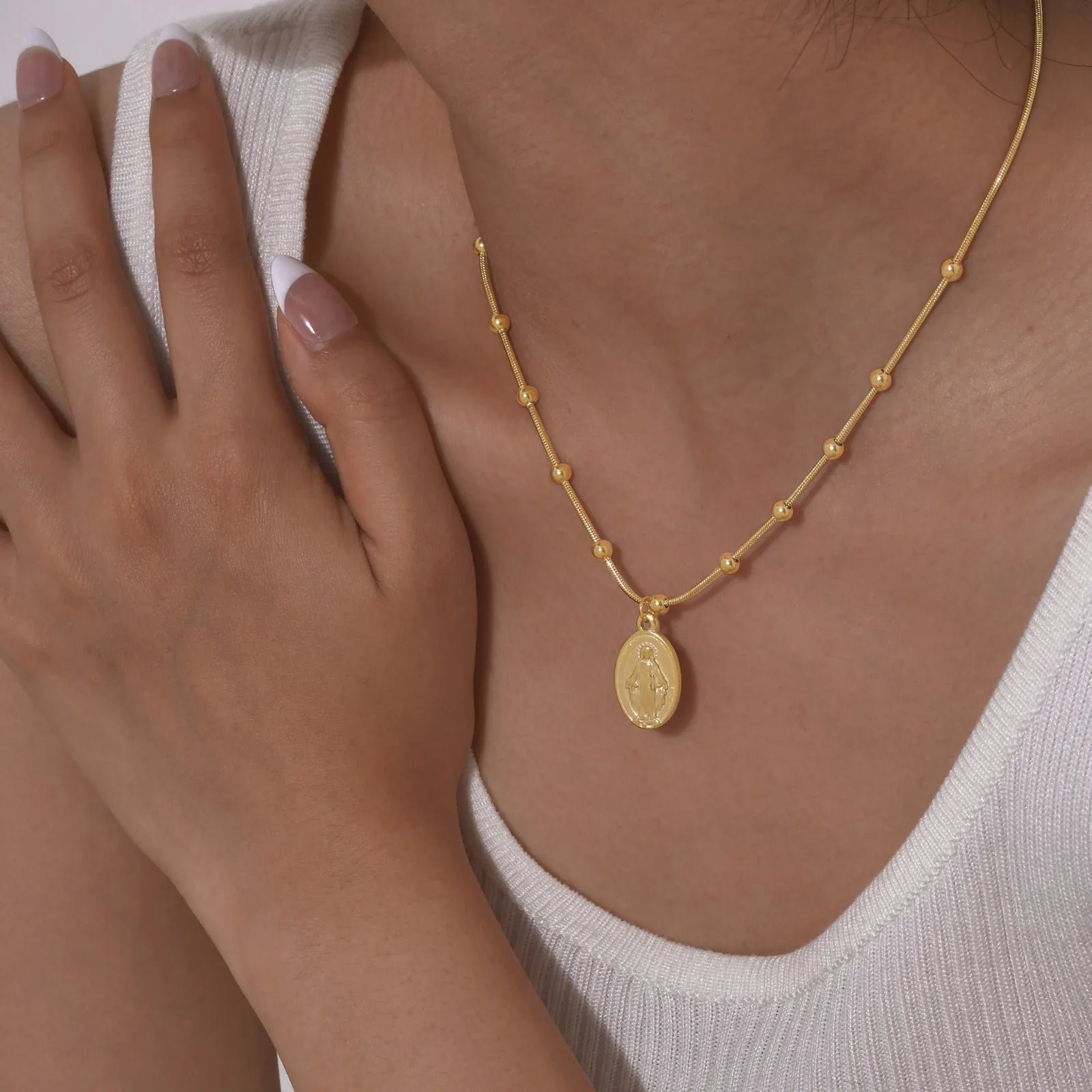 Klassische Halskette mit der Jungfrau Maria