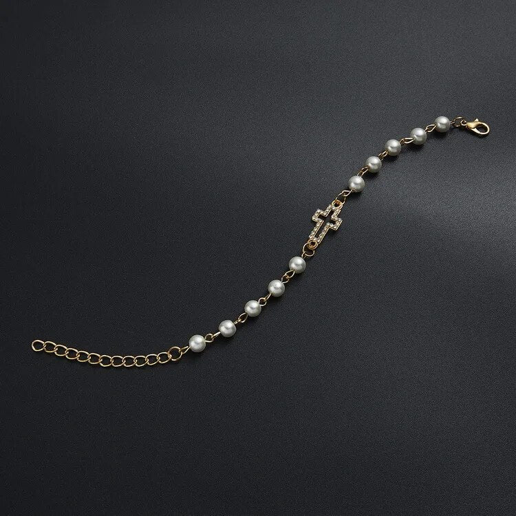 Armband mit Perlmuttperlen und Kreuzanhänger
