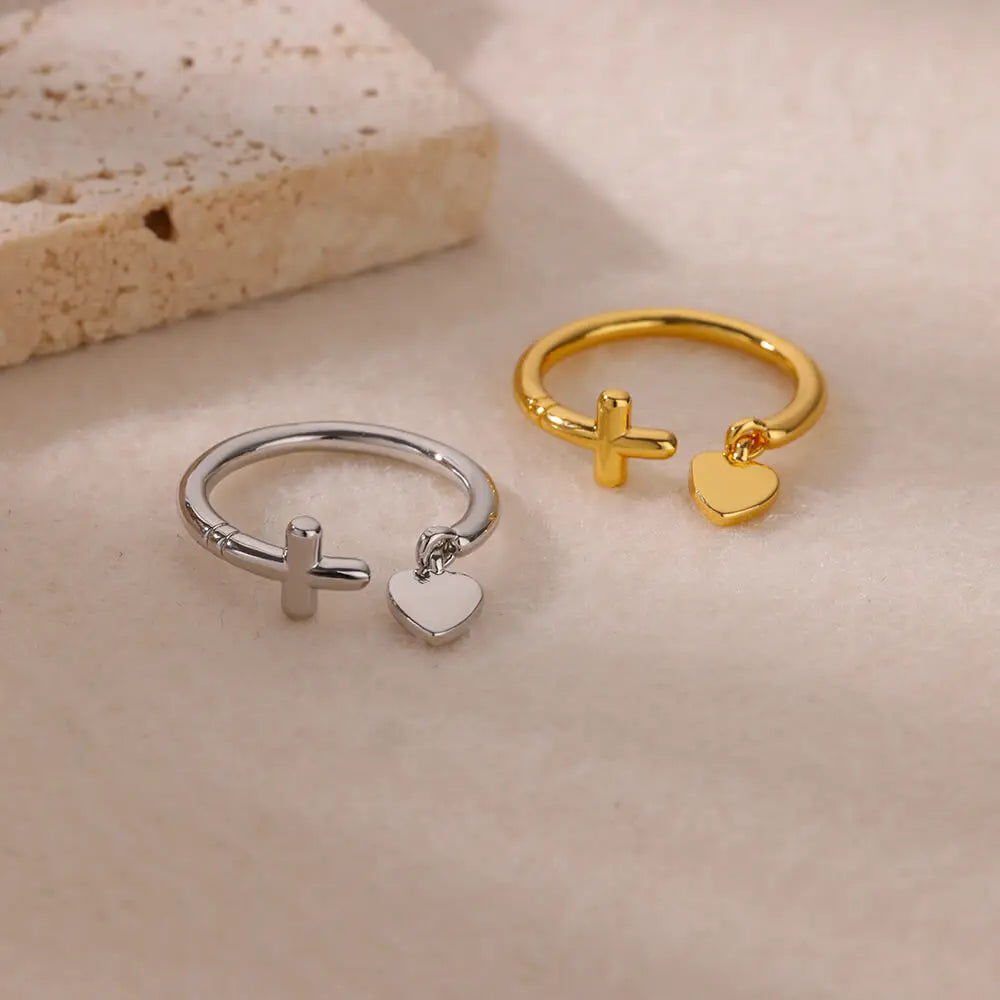 Ring mit Kreuz und Herz