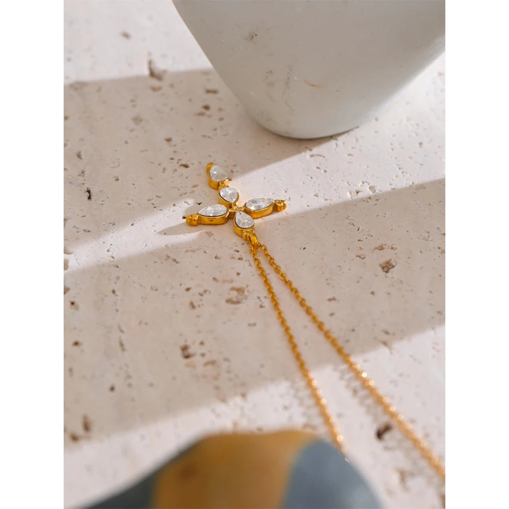Goldene Kreuz Halskette mit funkelnden Steinen