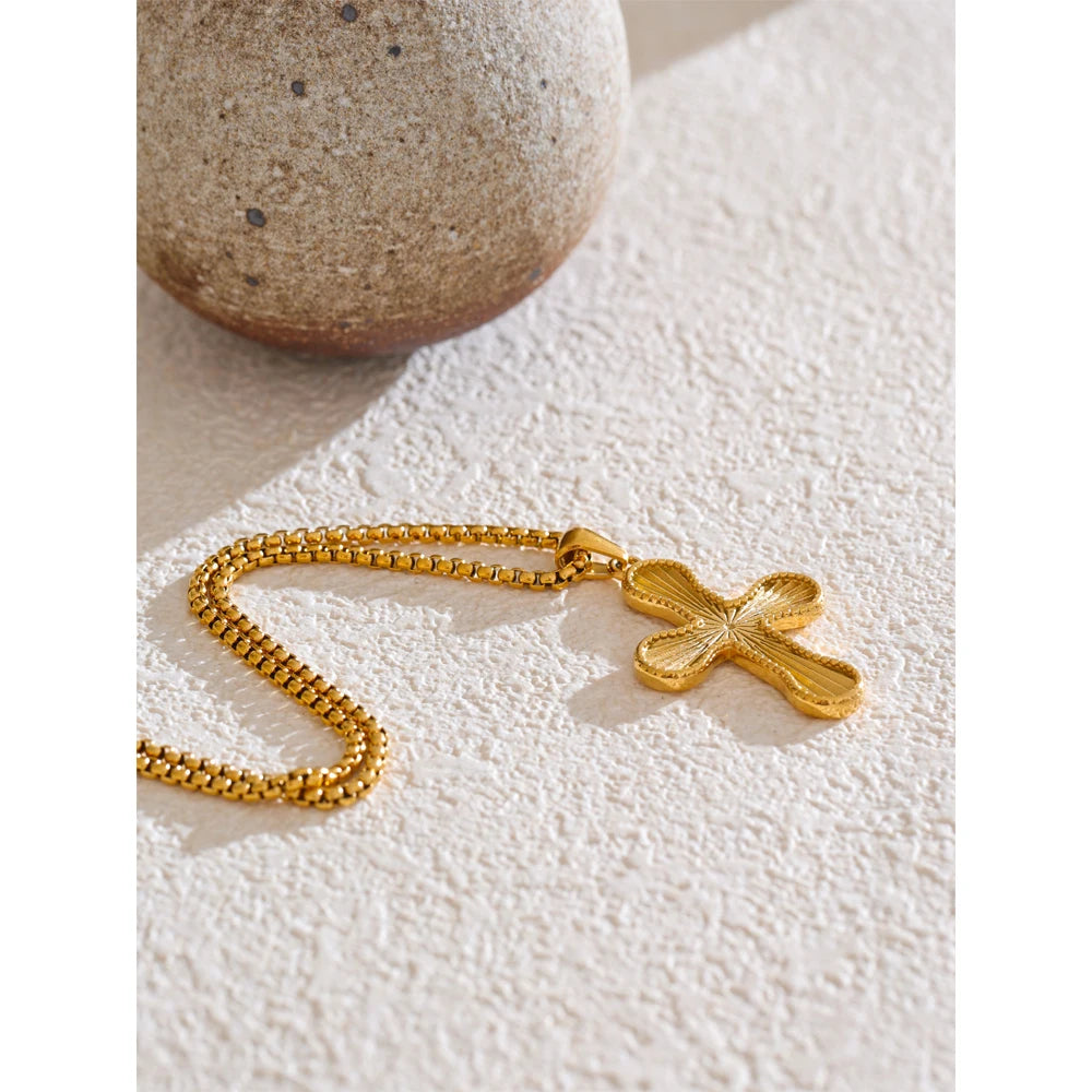 Goldene Kreuz Halskette mit Strahlenmotiven