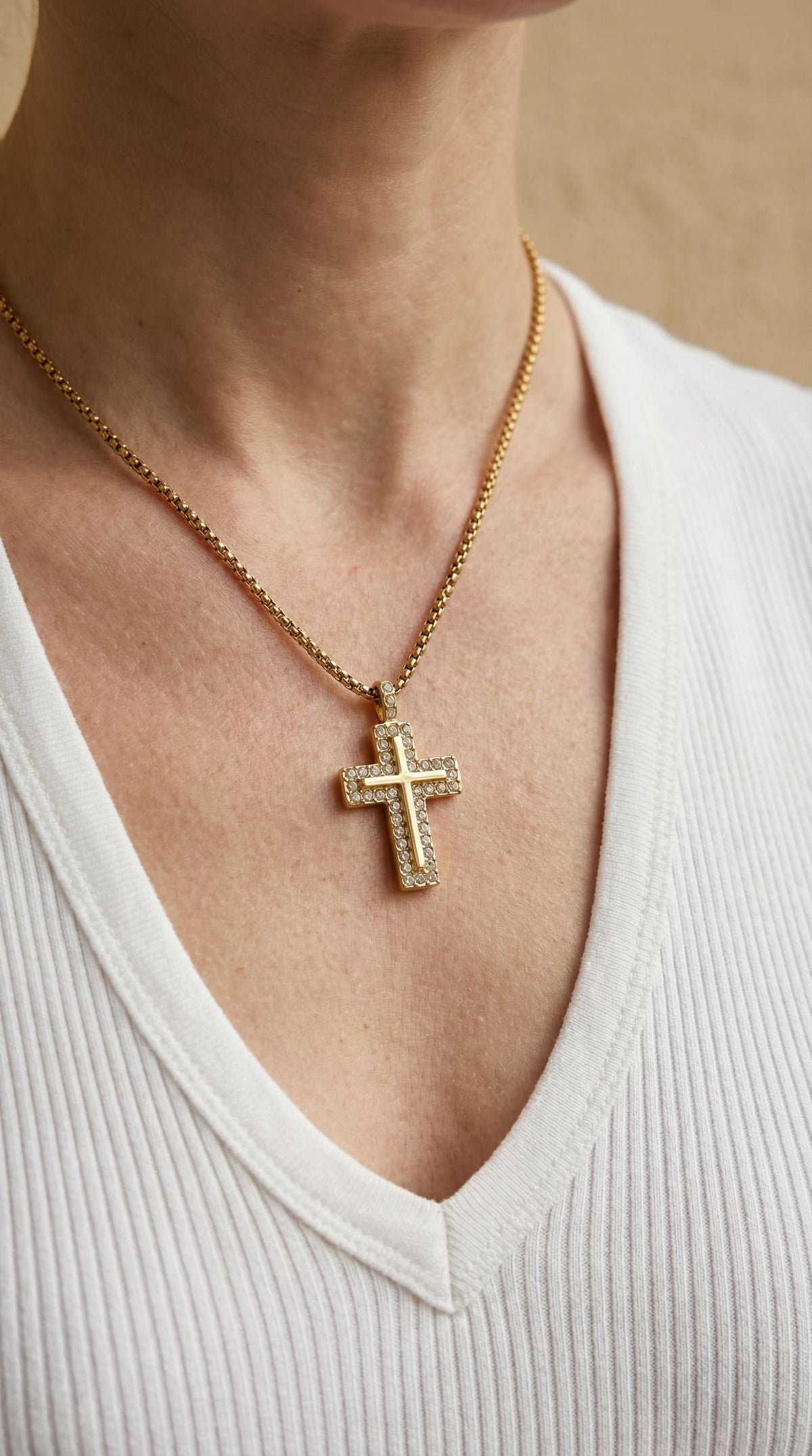 Kreuz Halskette mit funkelnder Steinbesetzung