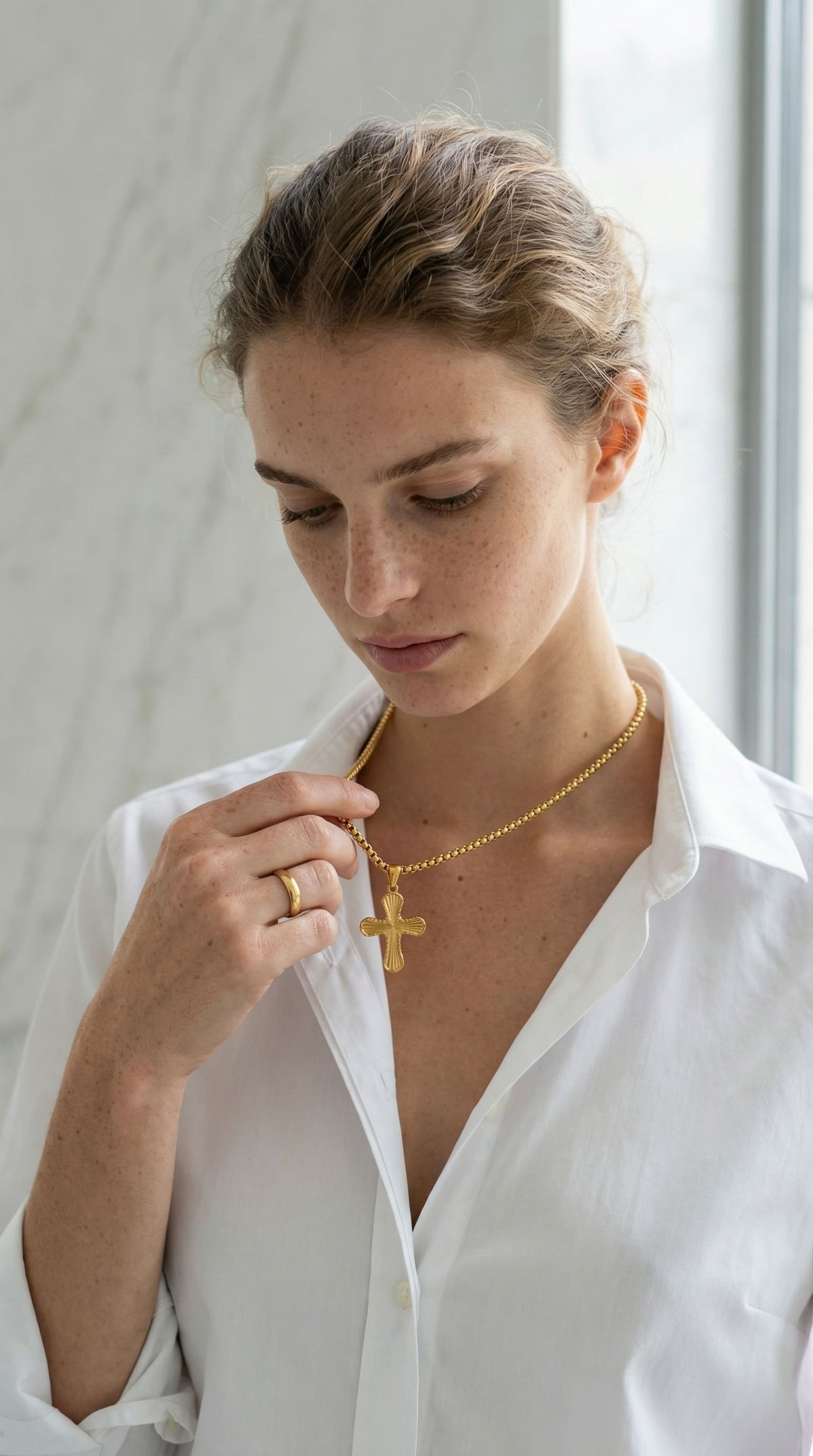 Goldene Kreuz Halskette mit Strahlenmotiven