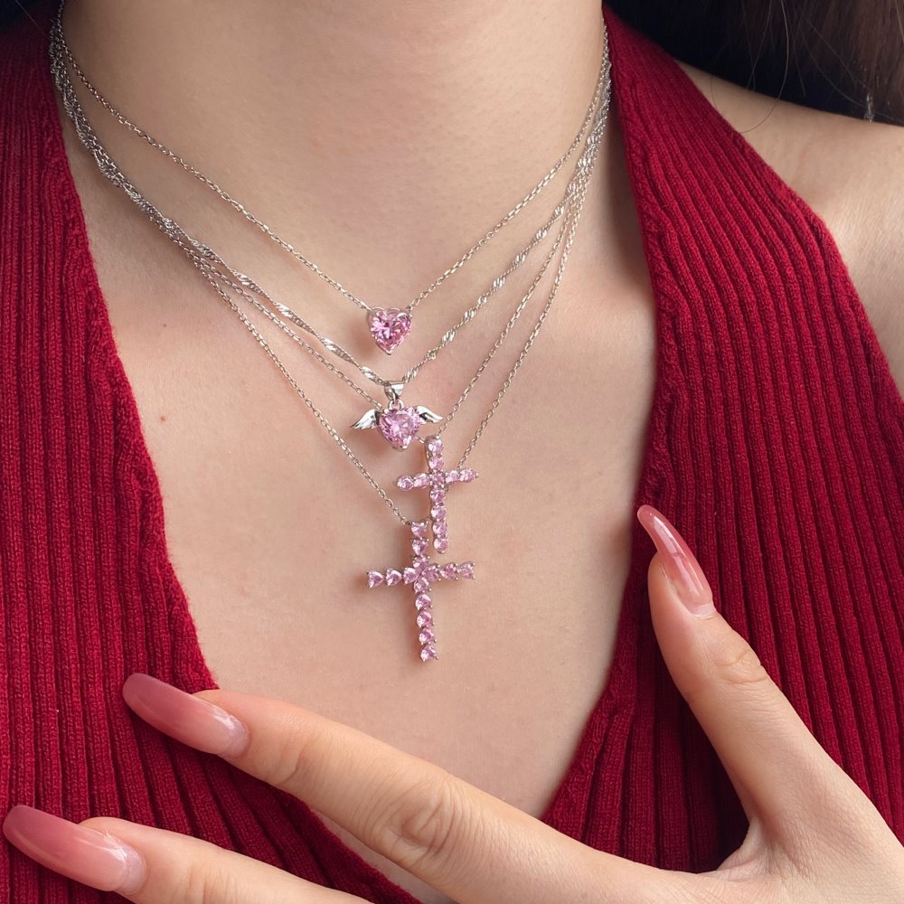 Kreuzhalskette mit strahlendem Roségold