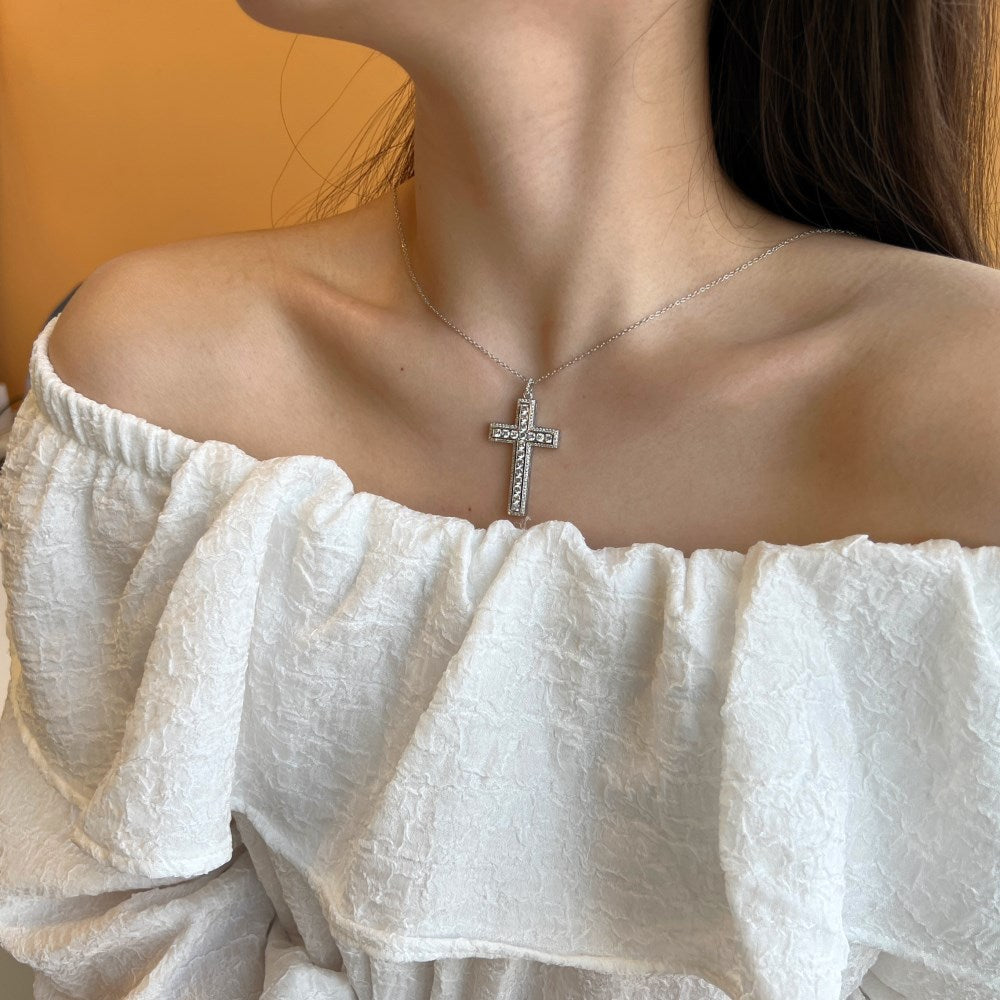 Kreuz-Halskette mit silberner Kette