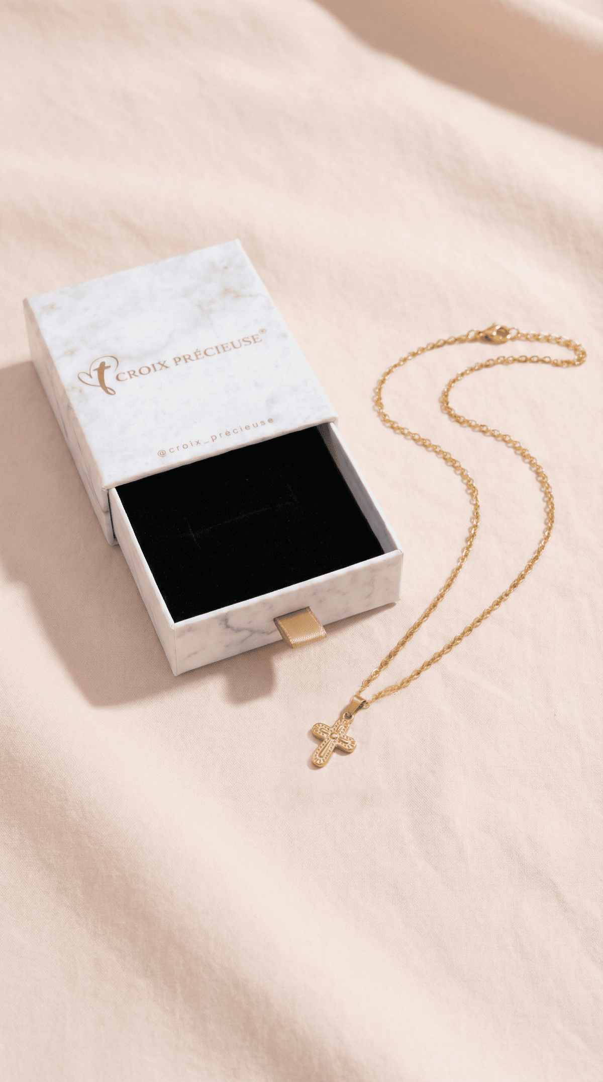 Goldene Kreuz Halskette mit gravierten Details