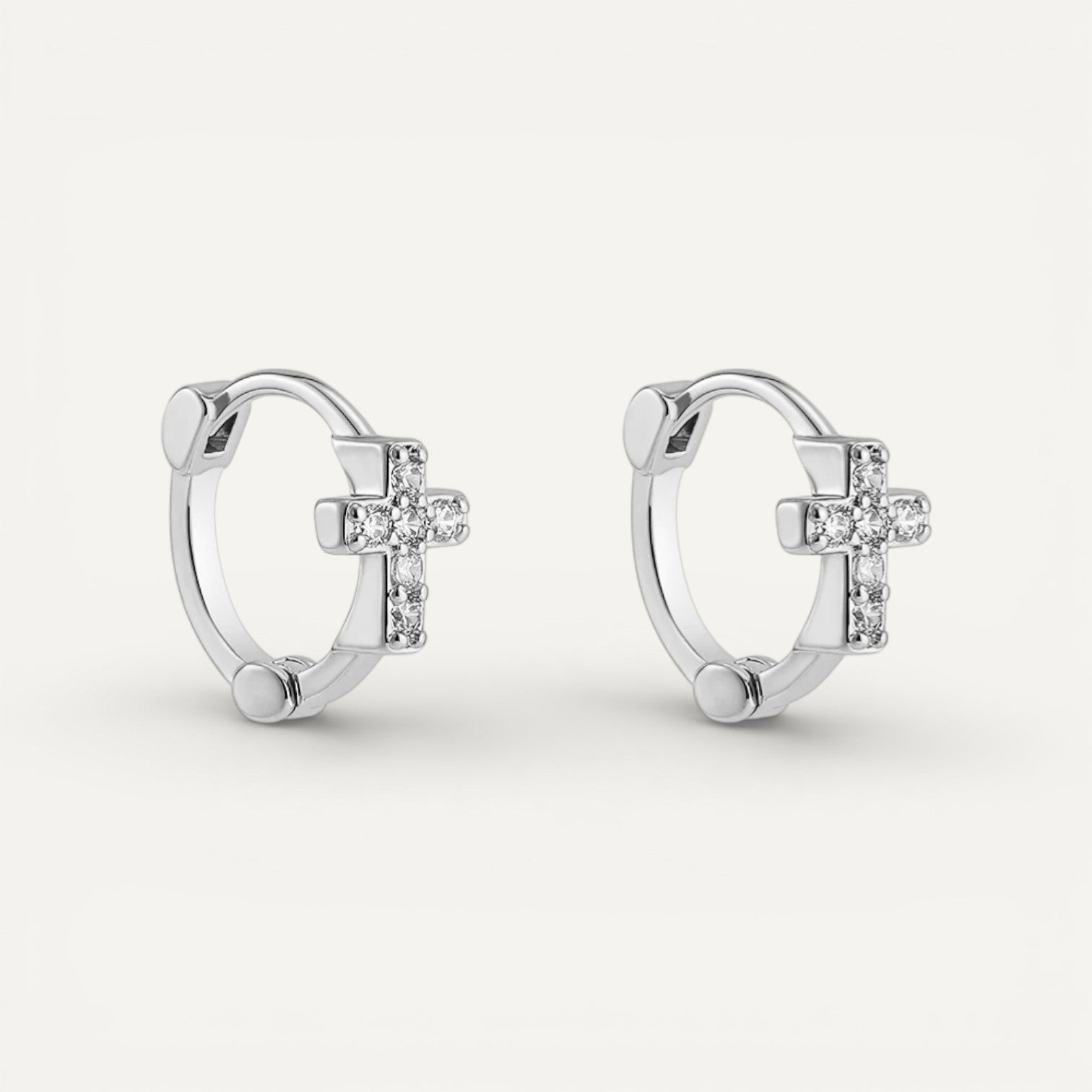 Mini Creolen mit Pavé-Kreuz